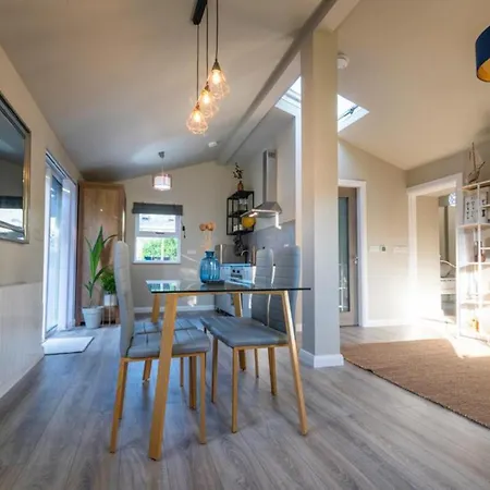 Newly Renovated Stylish Self-Catering Apartment Apartment *