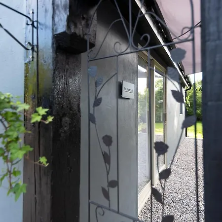 Newly Renovated Stylish Self-Catering Apartment