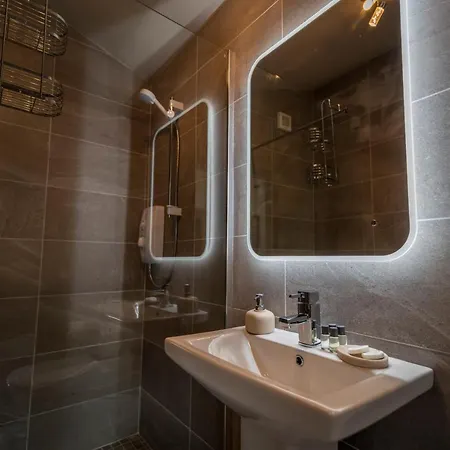 Newly Renovated Stylish Self-Catering Apartment *