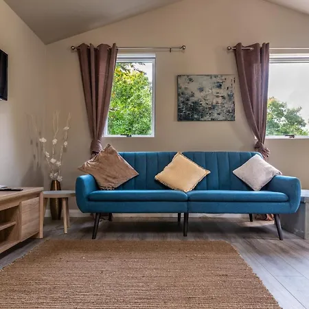 Newly Renovated Stylish Self-Catering Apartment *