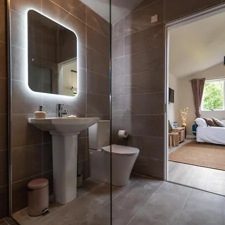 Newly Renovated Stylish Self-Catering Apartment *